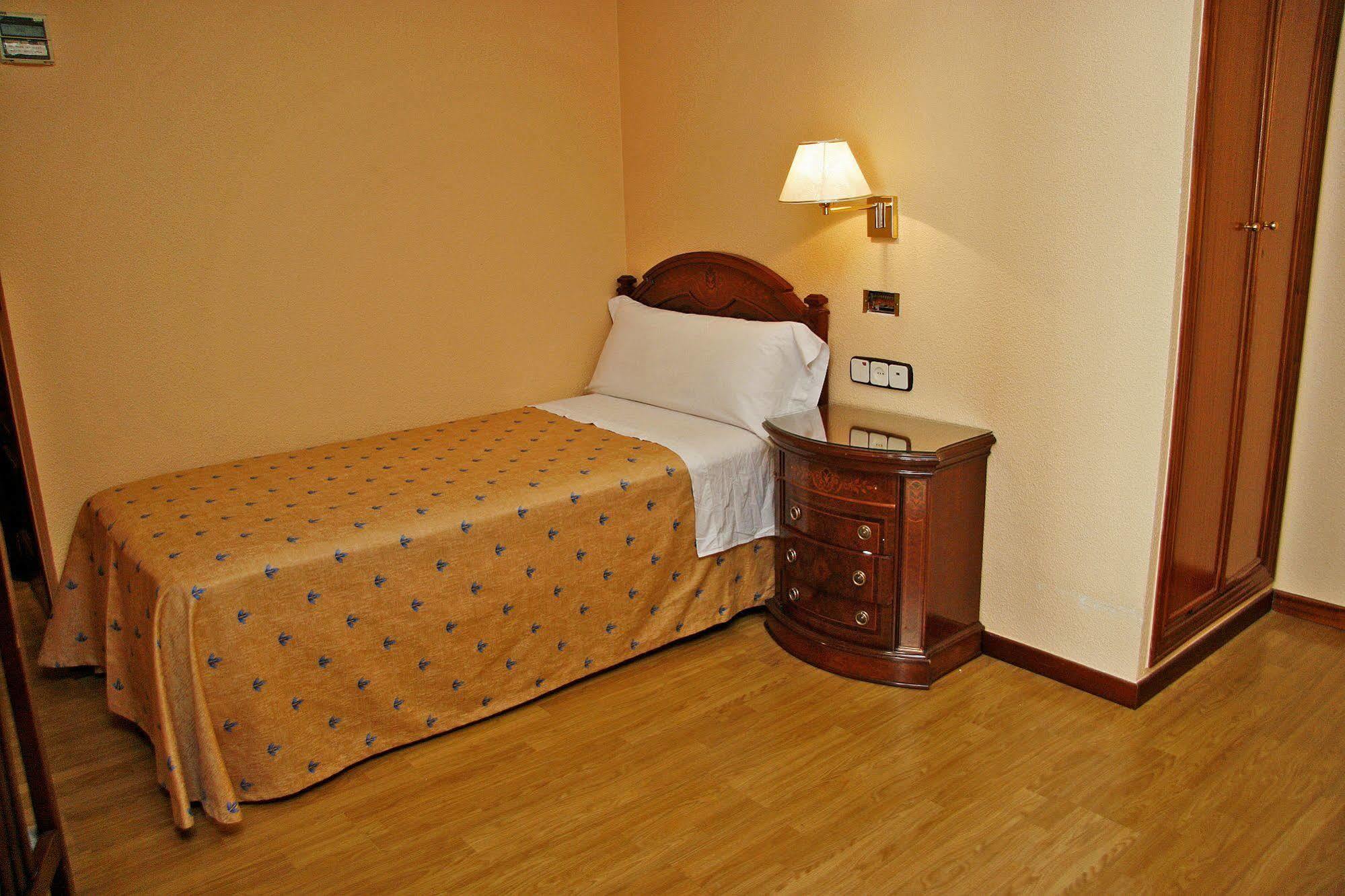 מדריד Hostal Victoria III מראה חיצוני תמונה