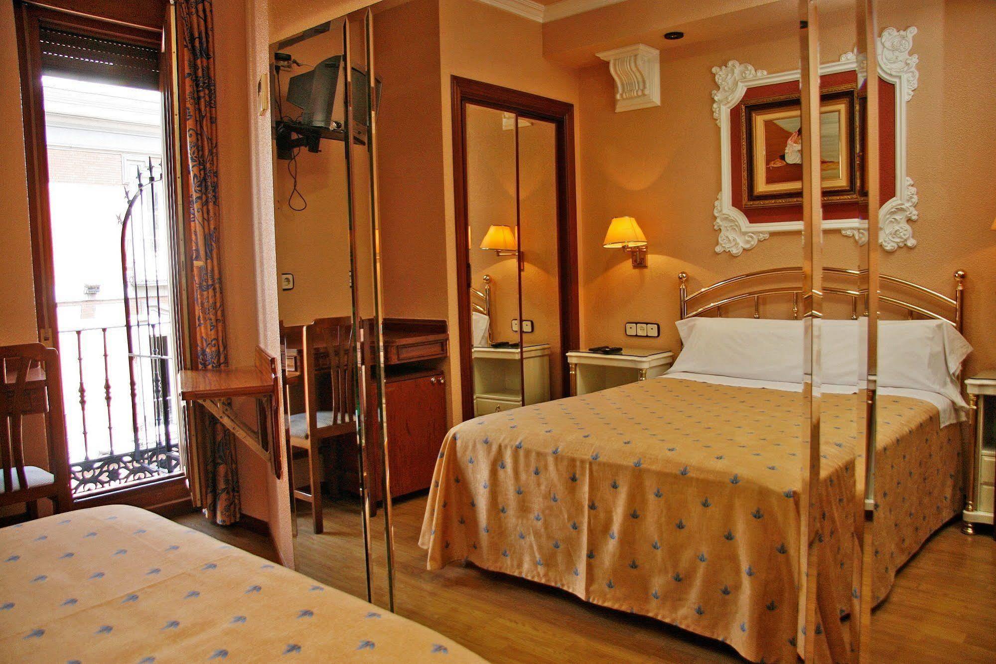 מדריד Hostal Victoria III מראה חיצוני תמונה