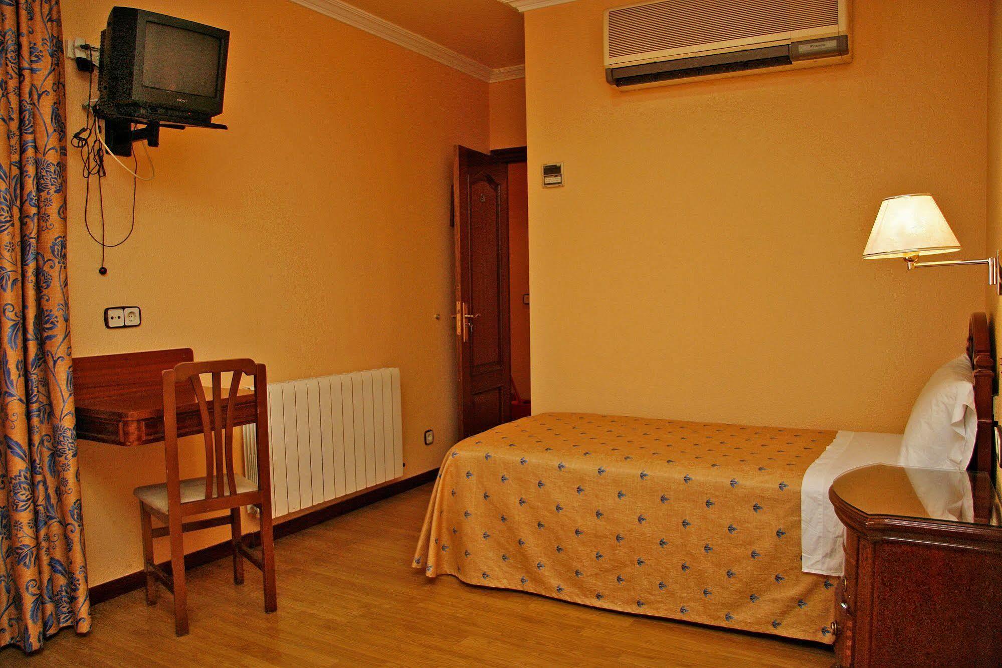 מדריד Hostal Victoria III מראה חיצוני תמונה
