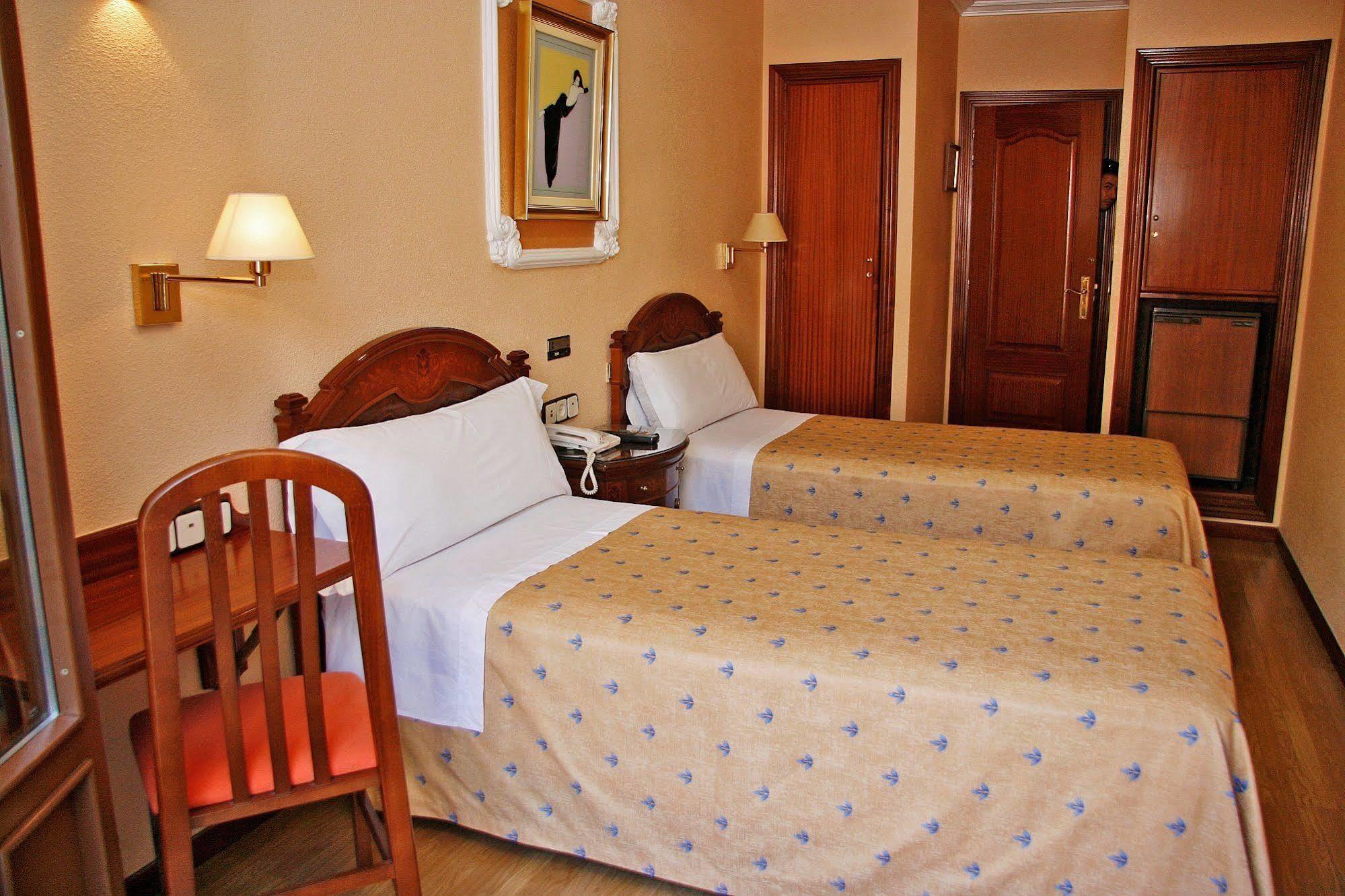 מדריד Hostal Victoria III מראה חיצוני תמונה