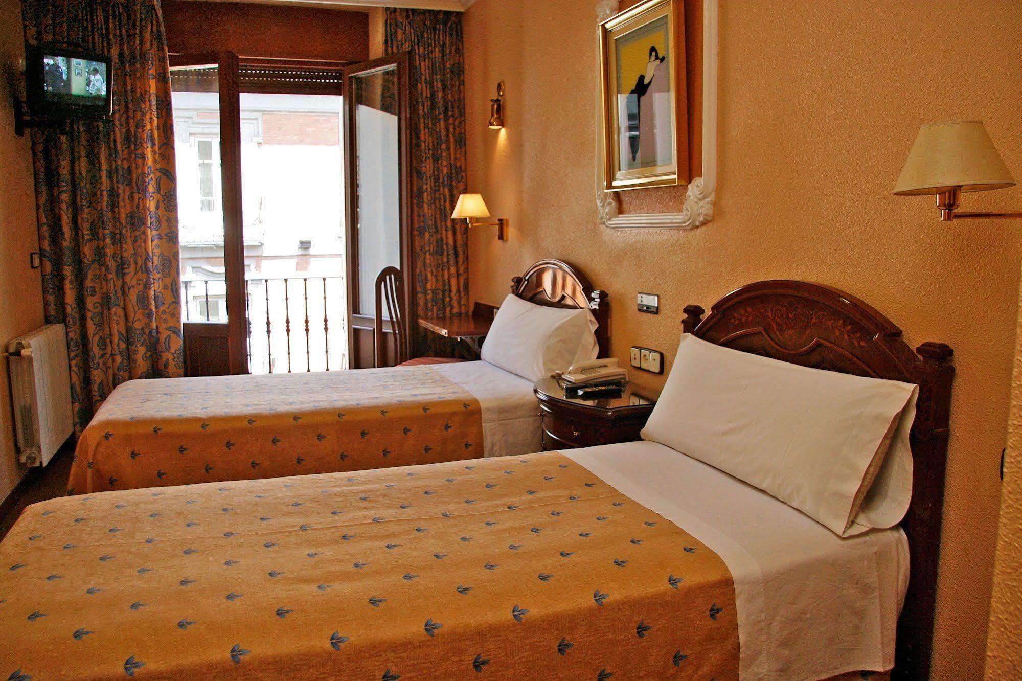 מדריד Hostal Victoria III מראה חיצוני תמונה