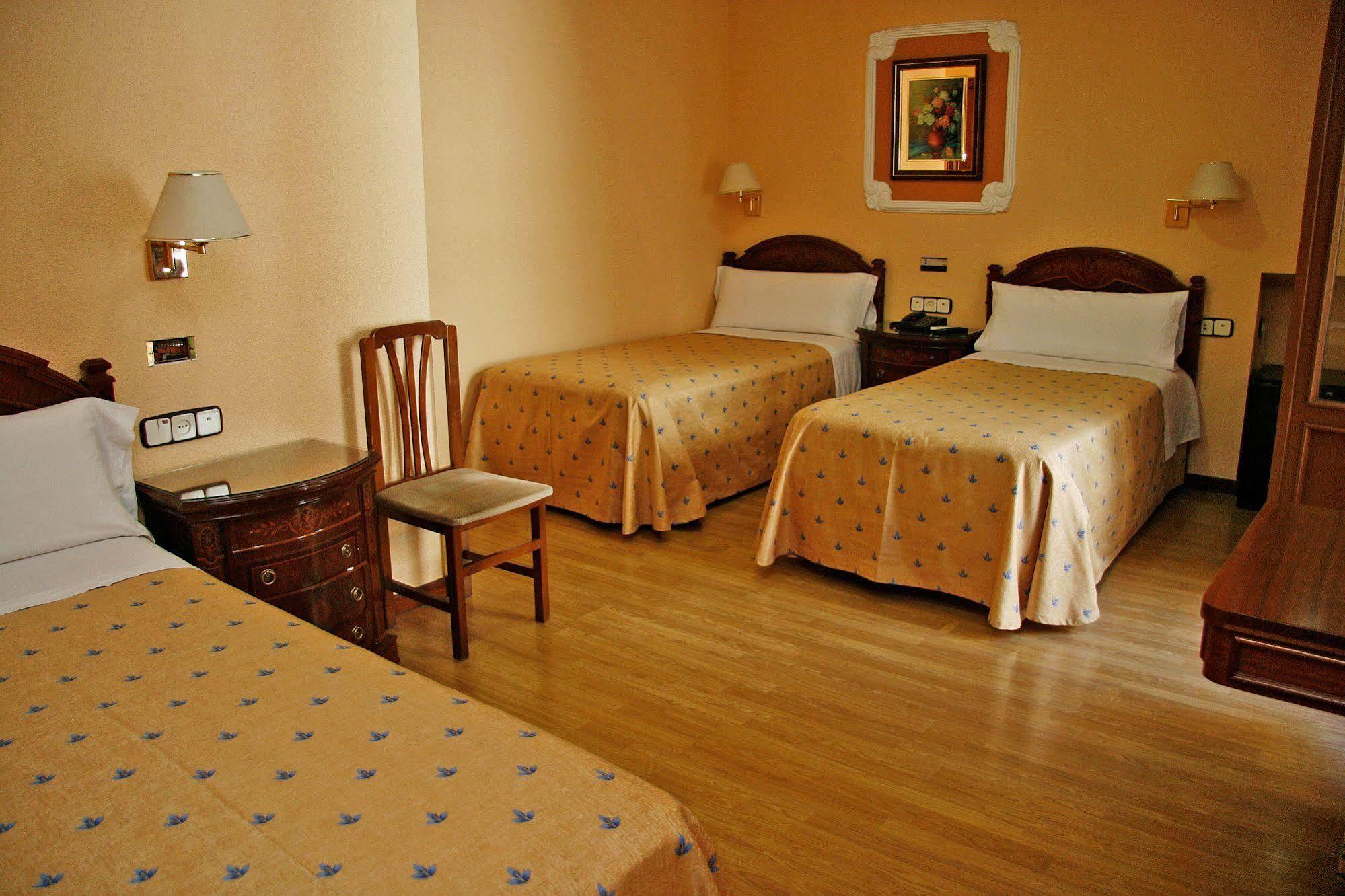 מדריד Hostal Victoria III מראה חיצוני תמונה